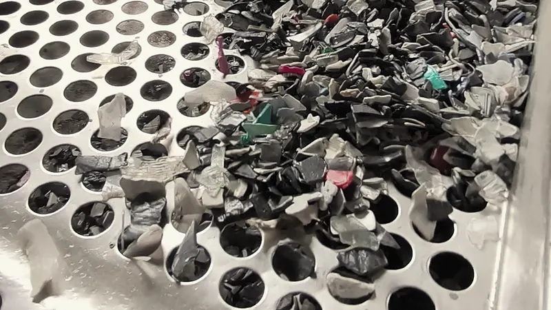 Flakes on a vibrating screen