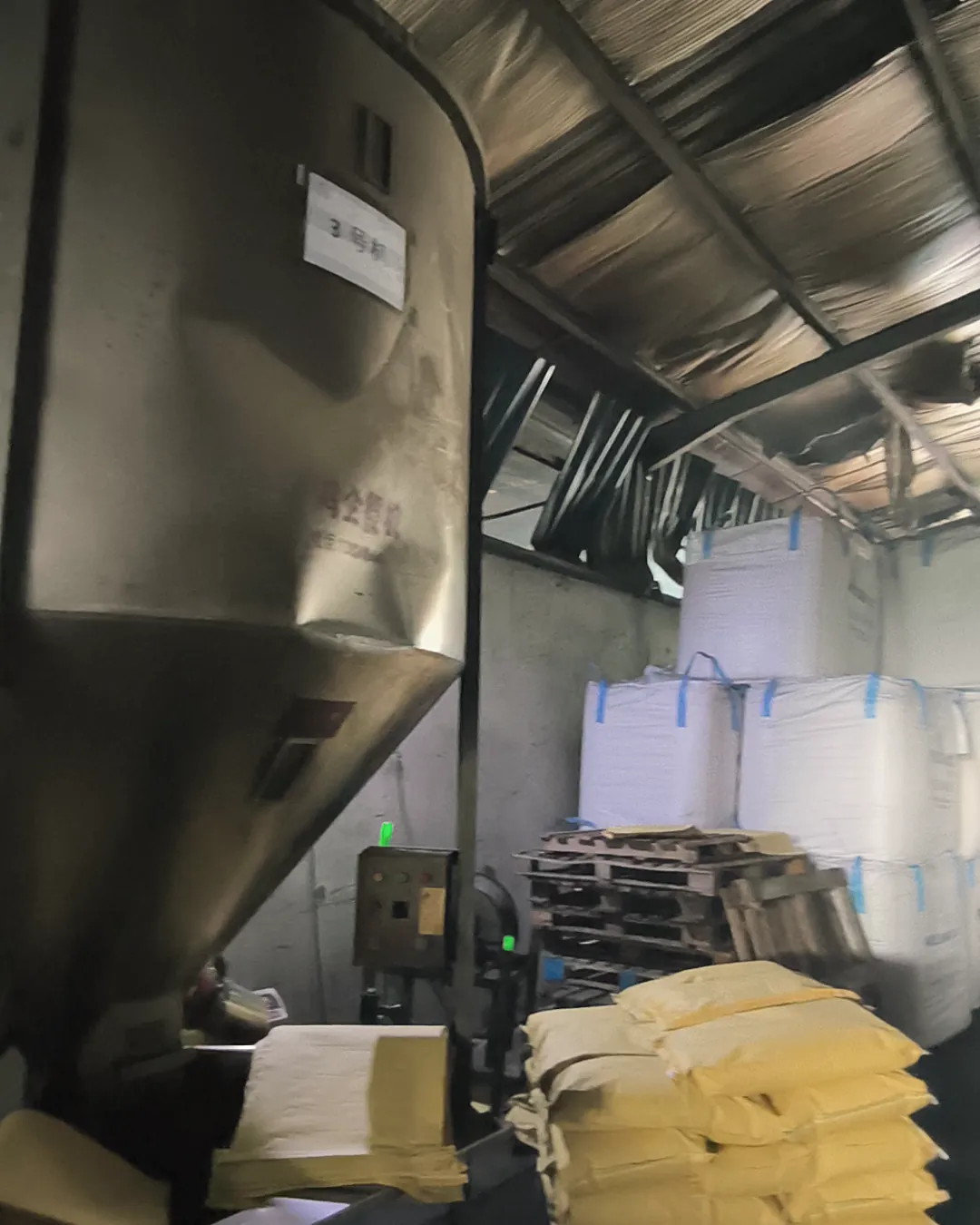 The bagging silo with filled bags at its foot